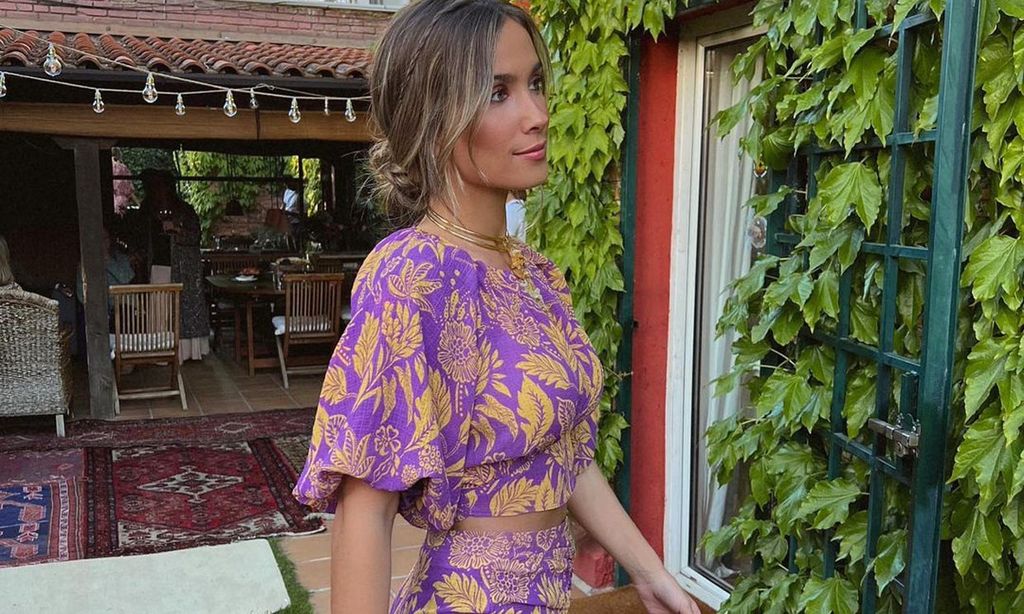 Top abullonado y falda drapeada: El look estampado de María Pombo en la pedida de su hermana