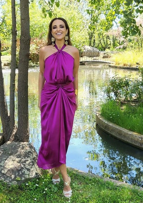 Paula Echevarría se convierte en la invitada perfecta con un vestido 'halter'  y taconazos dorados
