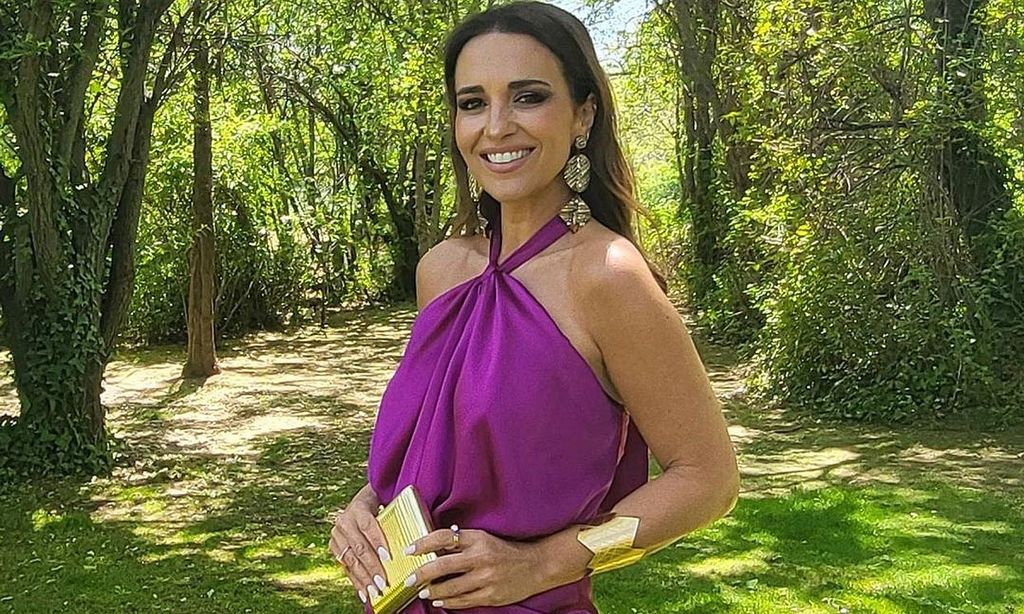 Paula Echevarría se convierte en la invitada perfecta con un vestido 'halter' y taconazos dorados