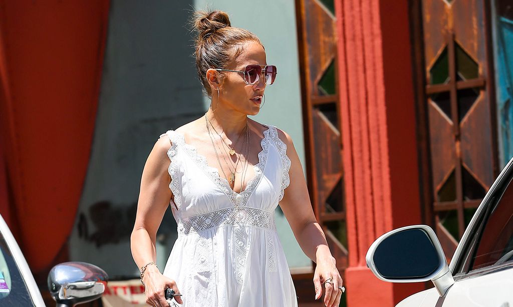 Jennifer Lopez, con vestido romántico, bolso de Dior y cuñas, en su trayecto a una tienda de ropa de segunda mano