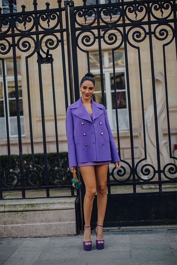 Una asistente a los desfiles de París, con zapatos Barbie: los tacones y2k más altos y cómodos 
