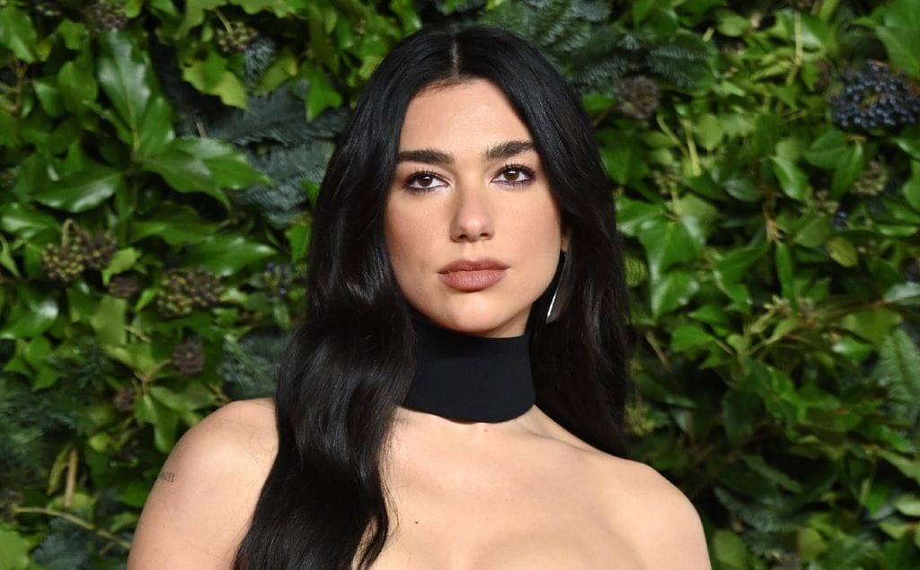 El impresionante traje 'made in Paris' de Dua Lipa con el que ha olvidado llevar joyas