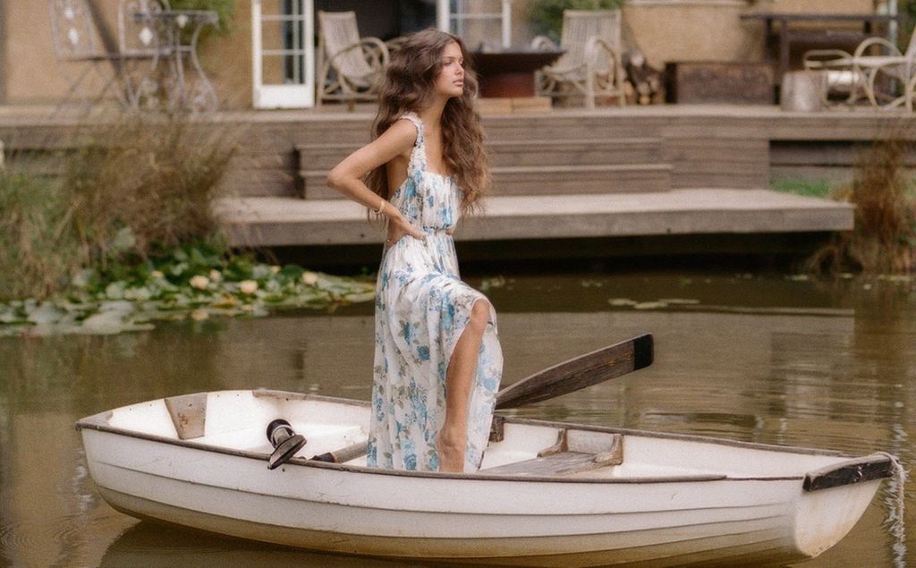 Fresquita y estilosa con los maxivestidos especiales que favorecen a chicas altas y bajitas