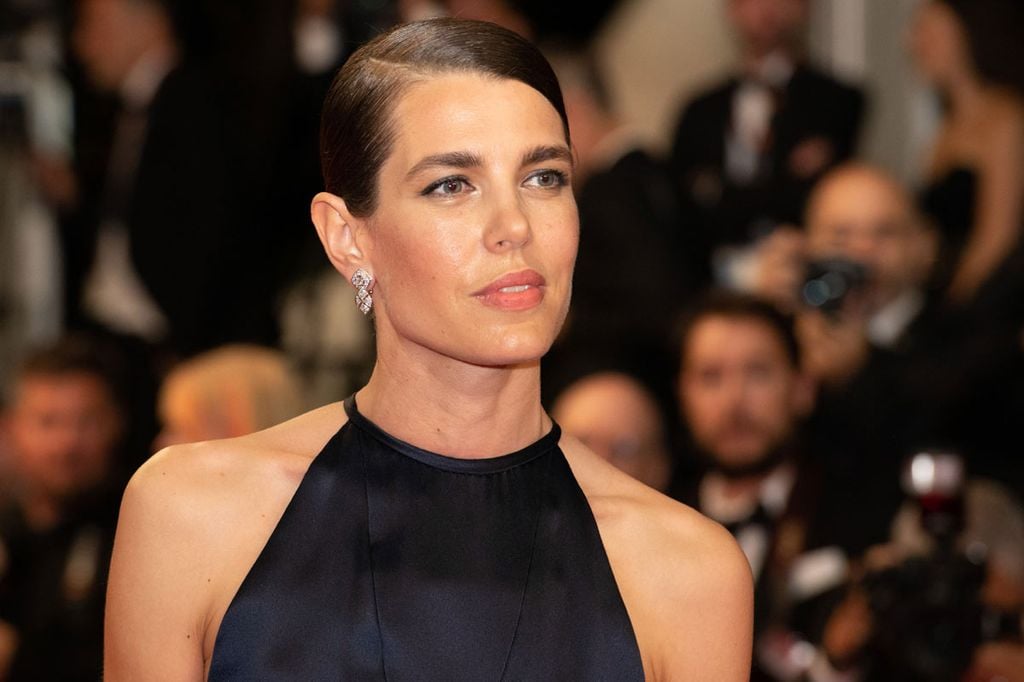 Carlota Casiraghi, espectacular en la Croisette con el escote que adoran reinas y aristócratas