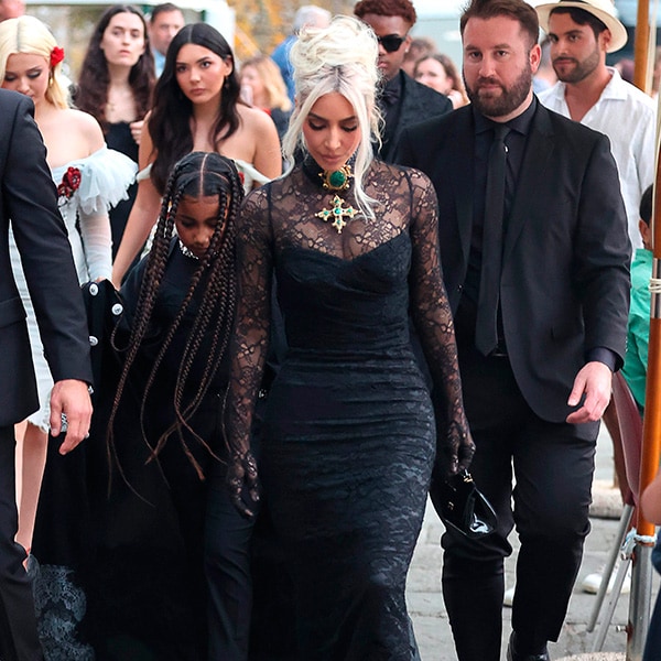 Los looks barrocos de las hermanas Kardashian en la boda de Kourtney y Travis Barker