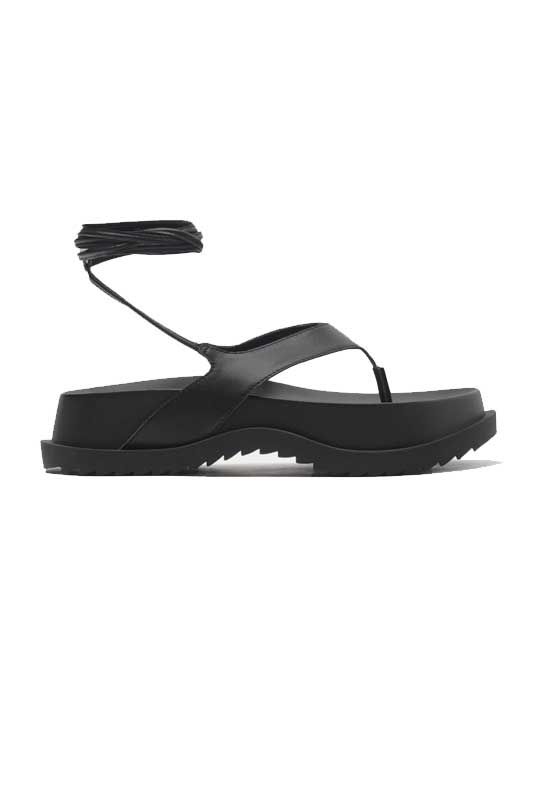 Cómodas, fáciles de llevar y versátiles: las sandalias 'flatforms' son el  calzado del verano - Foto