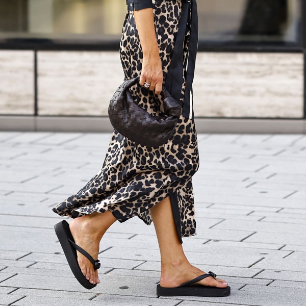 Cómodas, fáciles de llevar y versátiles: las sandalias 'flatforms' son el calzado del verano