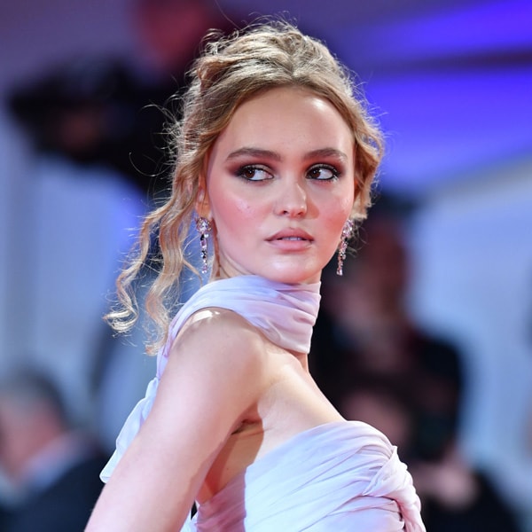 De desfilar para Karl Lagerfeld a arrasar en alfombras rojas: los 'momentazos' de moda de Lily Rose Depp