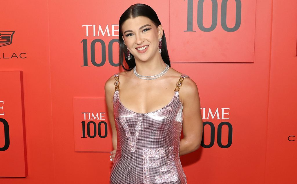 Un look de 'supermodelo': Phoebe Gates arrasa con un vestido metalizado que ya llevó Naomi Campbell