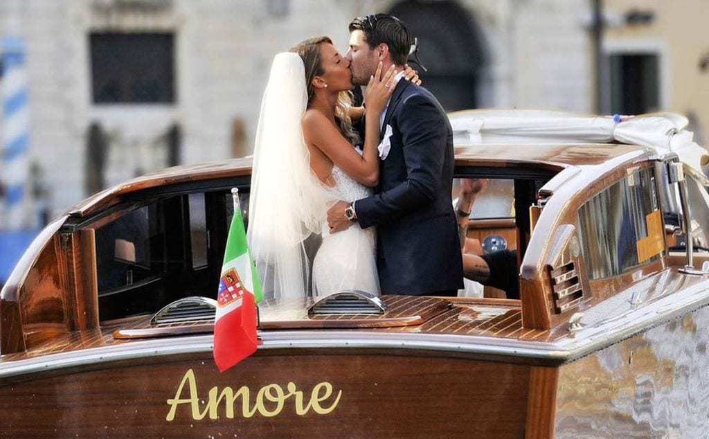 Dos vestidos y una fiesta inolvidable: los detalles de la 'reboda' de Alice Campello y Álvaro Morata