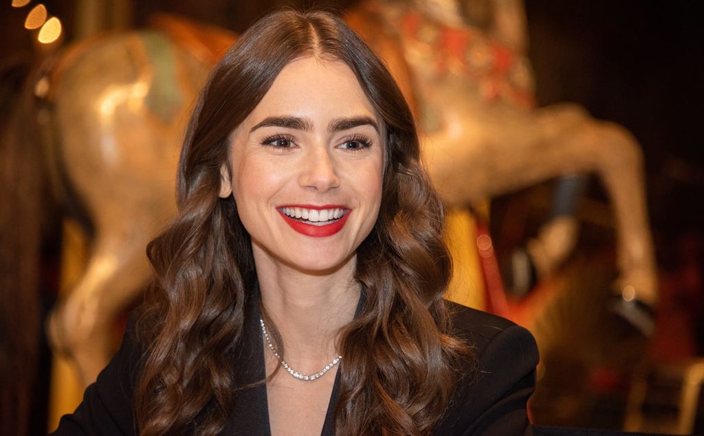 El vestidazo metalizado y 'eco' de Alta Costura que ha llevado Lily Collins en su visita a Madrid 