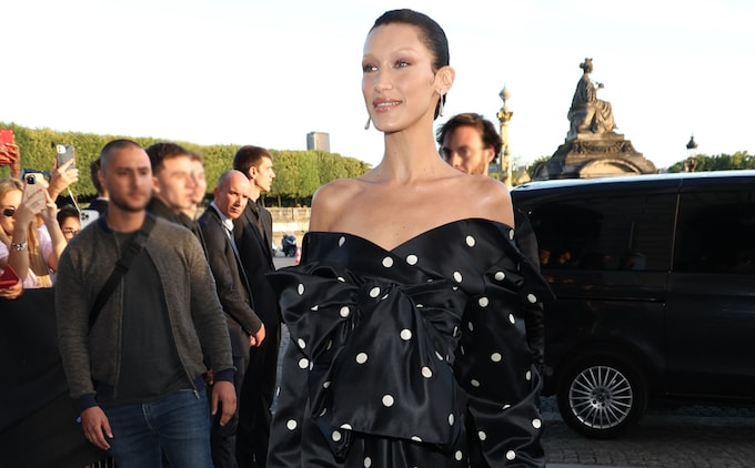 El look de lunares de Bella Hadid y otras ideas para vestir de negro en verano vistas en las calles de París