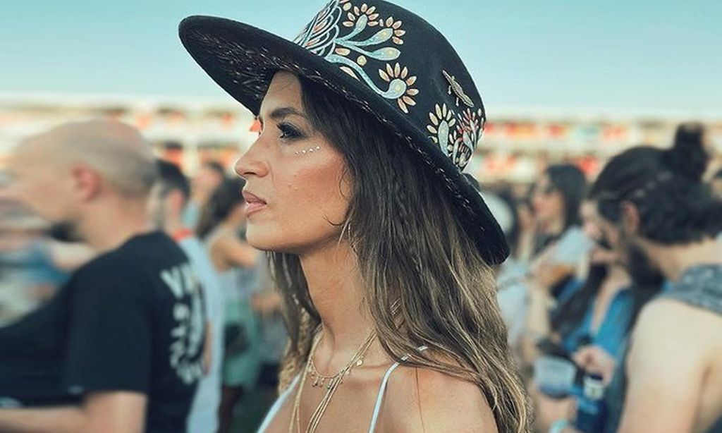 Sara Carbonero, de festival con el look más cómodo del verano y un maquillaje 'Euphoria'
