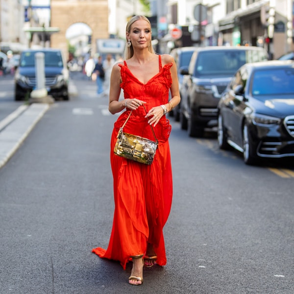 Vestidos lisos de verano: descubre el color de tendencia que más favorece a rubias, pelirrojas, morenas...