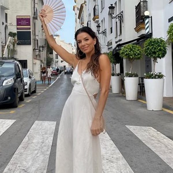 Eva Longoria elige el vestido satinado más favorecedor para sus vacaciones en España