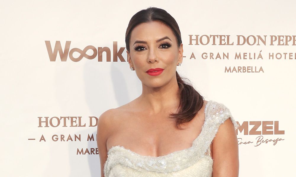 Eva Longoria elige el vestido satinado más favorecedor para sus vacaciones en España