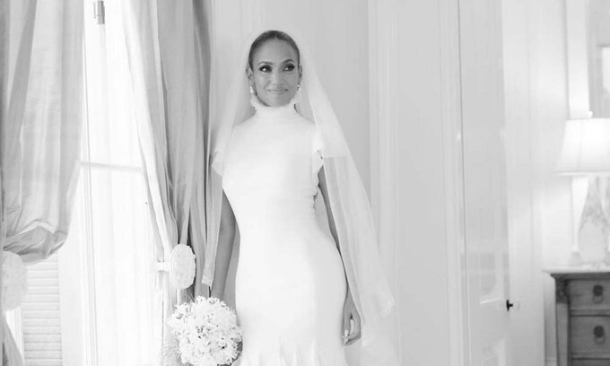 Jennifer Lopez con vestido de novia diseñado por Ralph Lauren