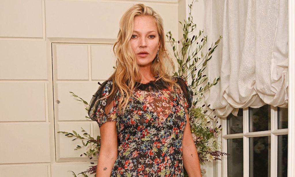 Dos vestidos, dos estilos: Kate Moss apuesta por las dos tendencias del momento para acertar de día o de noche