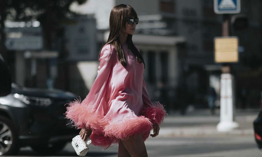 Las plumas son la tendencia más 'cool' del otoño y así se llevan en look sencillos de diario