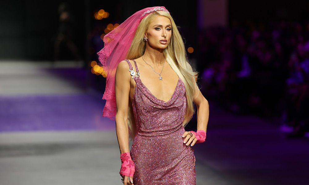 Paris Hilton desfilando para Versace