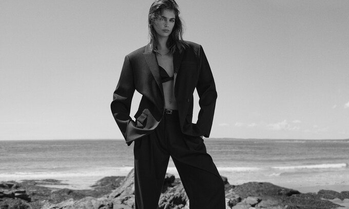 El 'pantalón negro perfecto' y todos los básicos renovados que Kaia Gerber ha diseñado para... ¡Zara!