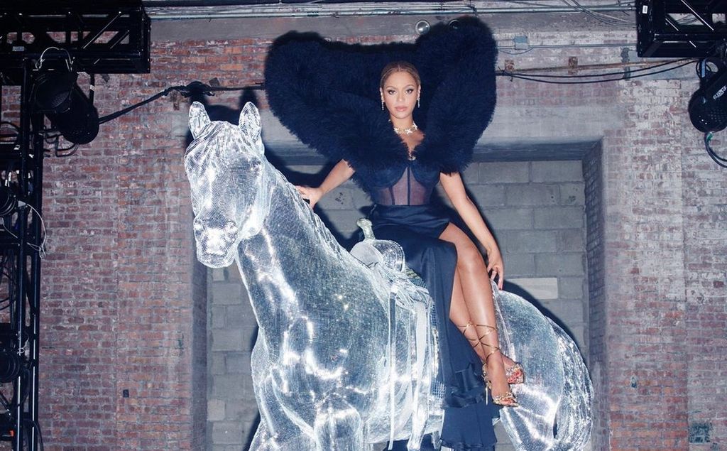 La moda española vuelve a conquistar el armario de Beyoncé, esta vez con una gabardina dramática