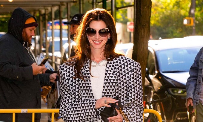 Anne Hathaway copia a Andy Sachs un truco de estilo muy favorecedor en su último look