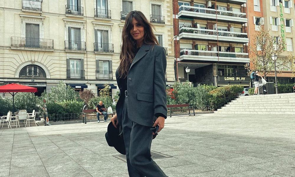 Sara Carbonero inspirará tu próximo look de oficina con su combo de traje y zapatillas