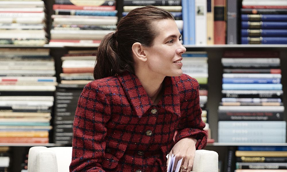 Carlota Casiraghi apuesta por la chaqueta de 'tweed' para lograr un look elegante con vaqueros