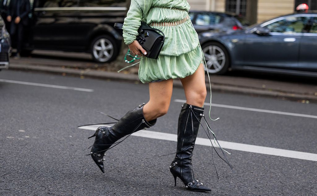 Las nuevas botas favoritas de las expertas en moda son altas, muy ceñidas y con puntera afilada
