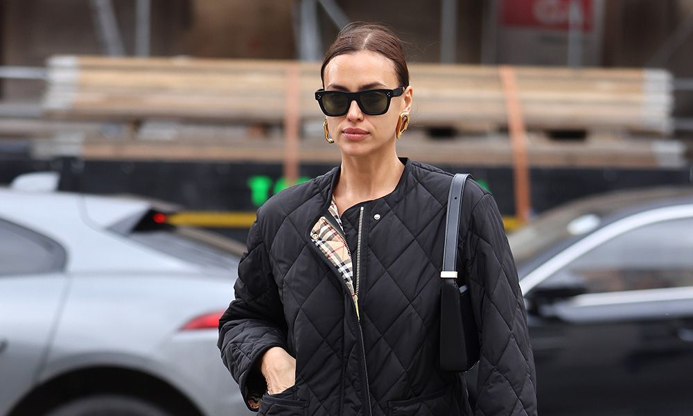 Este otoño, prueba el combo de Irina Shayk que más estiliza: botas de caña infinita y 'leggings'