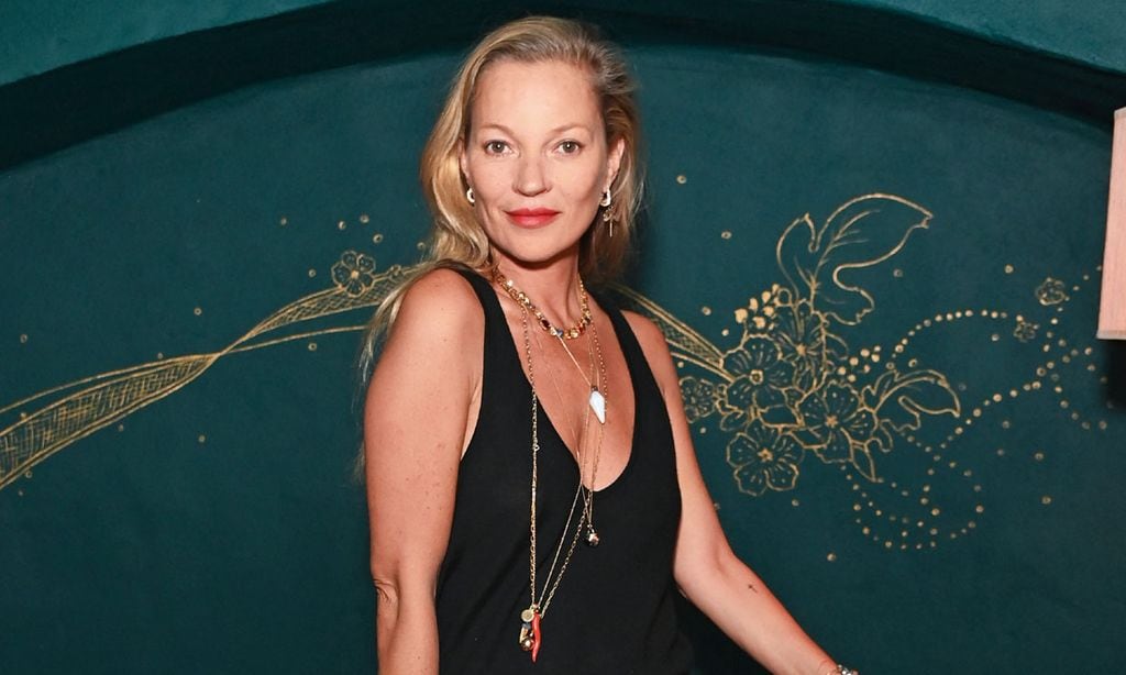 Kate Moss sabe cómo combinar con estilo la falda más elegante del invierno en looks cómodos