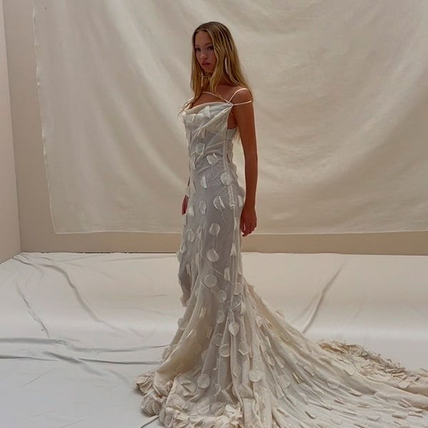 Cuando Lila Moss se case, ¿se vestirá del diseñador francés que adora la 'GenZ'?