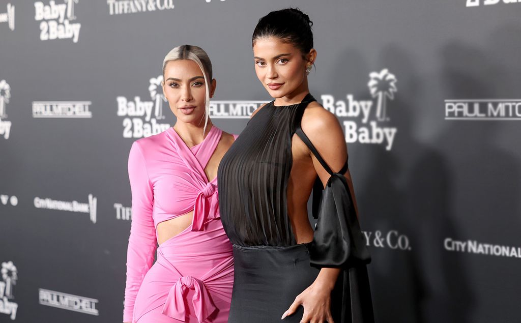 Kim Kardashian y Kylie Jenner, las hermanas que deslumbran con sus vestidos de pasarela