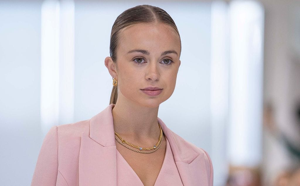 Como una auténtica musa del Renacimiento, Amelia Windsor posa para su primer retrato de época