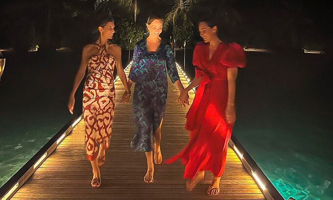 Tamara Falcó y Ana Boyer estrenan en Maldivas los conjuntos que nos hacen desear que llegue ya el verano