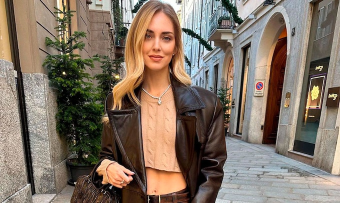 Chiara Ferragni y otras 'celebrities' confirman que el marrón es el nuevo tono de las prendas 'efecto cuero'