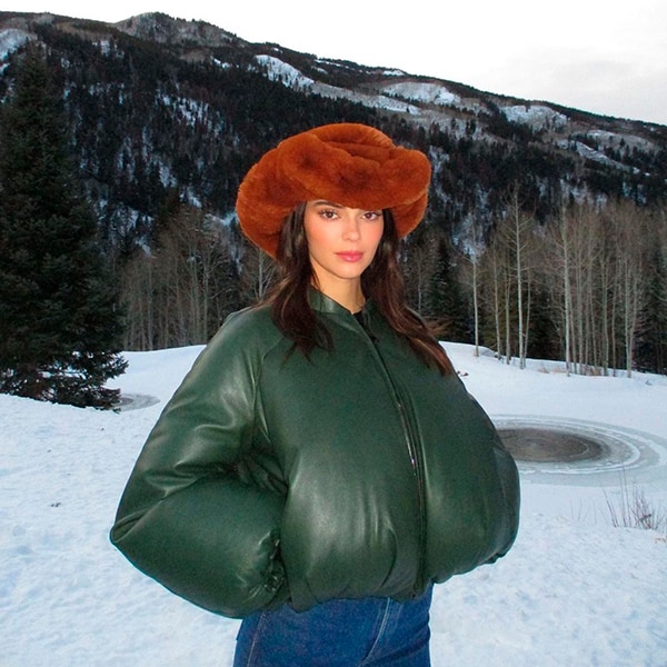 El plumas 'cropped' de Kendall Jenner y otros abrigos acolchados con los que no pasarás frío en vacaciones