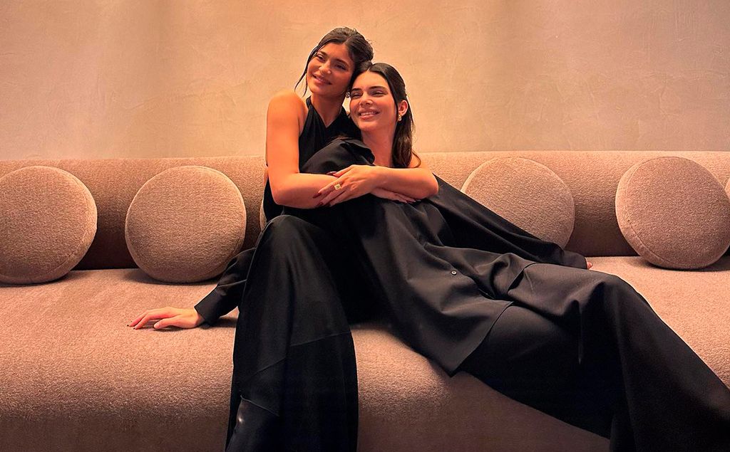 Kendall y Kylie Jennner: los vestidos negros de las hermanas que adoran la moda