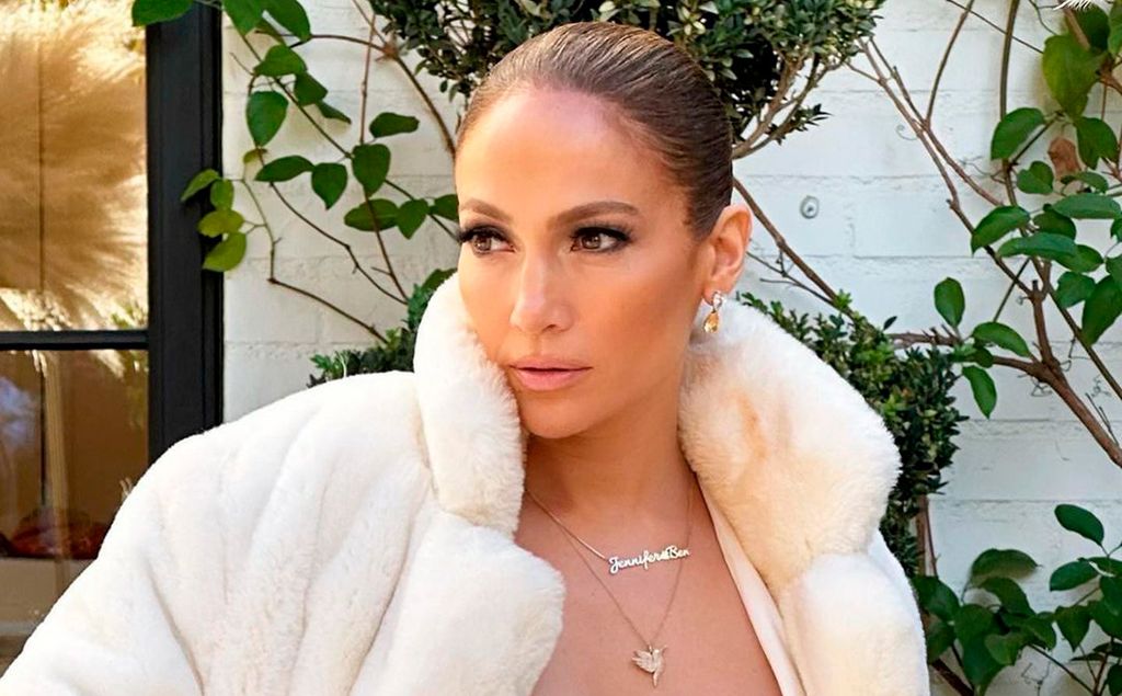 Jennifer Lopez se inspira para su look navideño en el vestuario de la serie más famosa del momento