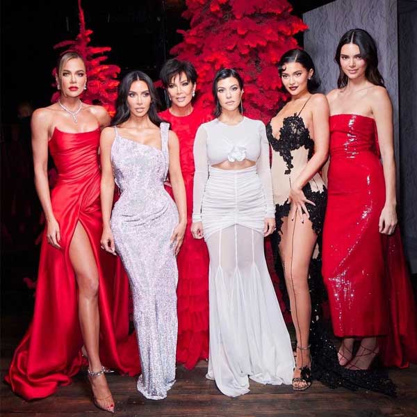 Los lookazos en rojo y 'glitter' de las hermanas Kardashian te inspirarán en Nochevieja