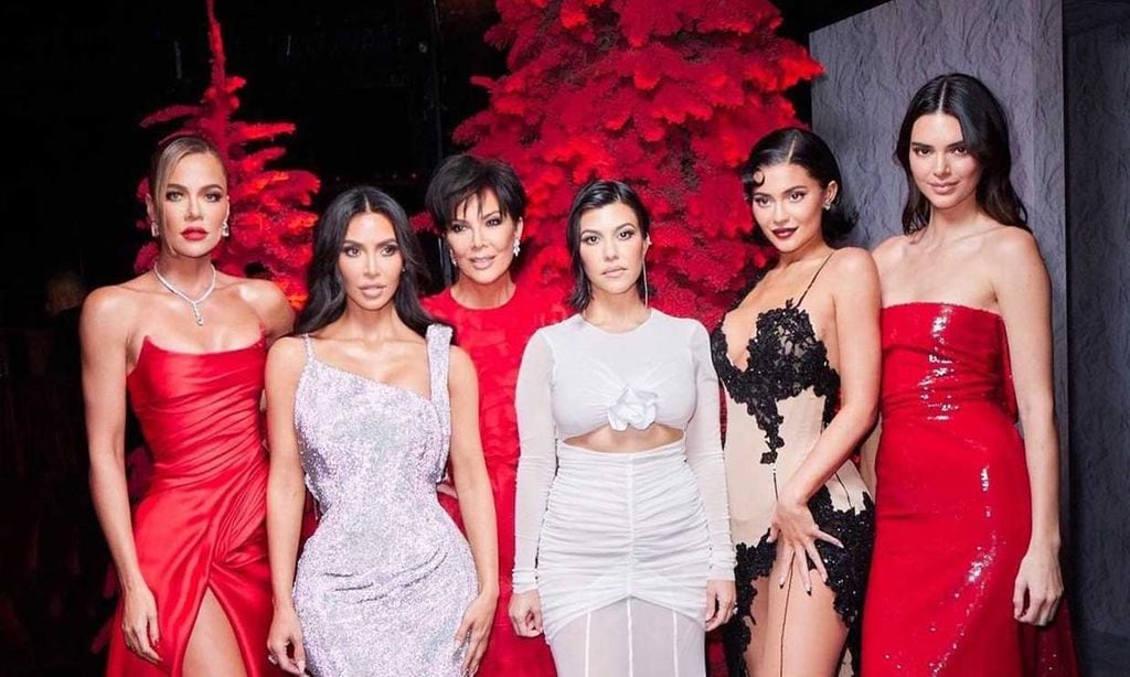 Los lookazos en rojo y 'glitter' de las hermanas Kardashian te inspirarán en Nochevieja