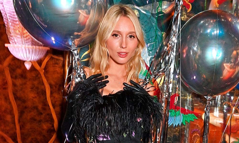 Olympia de Grecia y su look cómodo de fiesta con el mono de terciopelo que adora Hailey Bieber