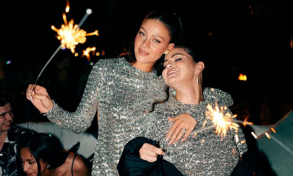 Selena Gomez y Nicola Peltz sellan su amistad con minivestidos 'glitter' a juego... ¡y también tatuajes!
