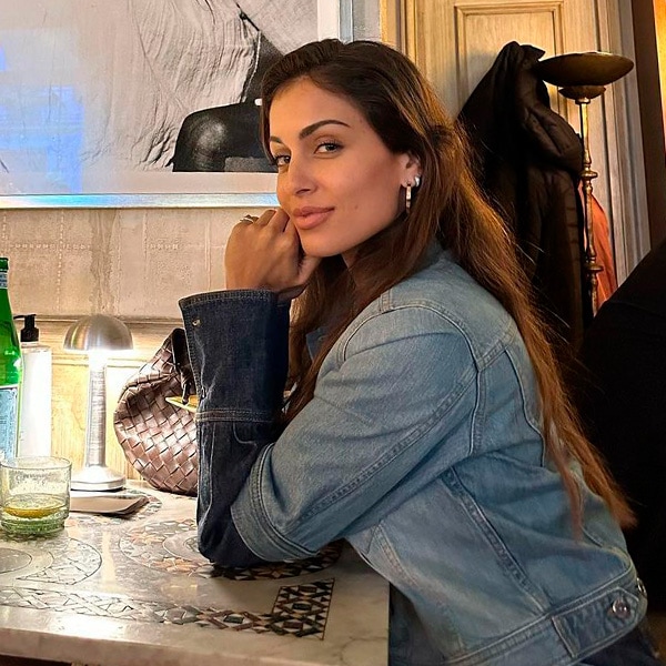 Hiba Abouk apuesta por el look doble 'denim' que amarán las fans de los vaqueros