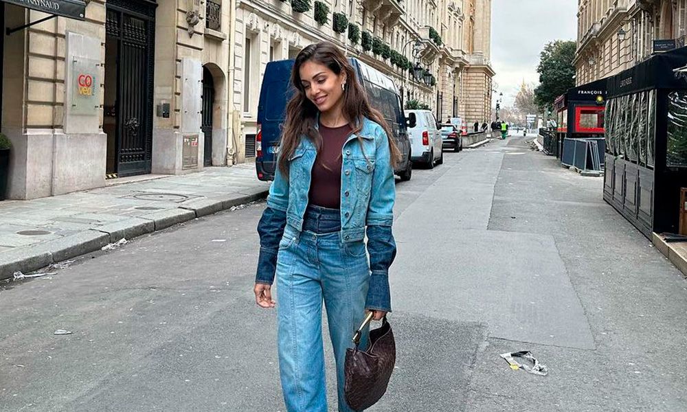 Hiba Abouk apuesta por el look doble 'denim' que amarán las fans de los vaqueros