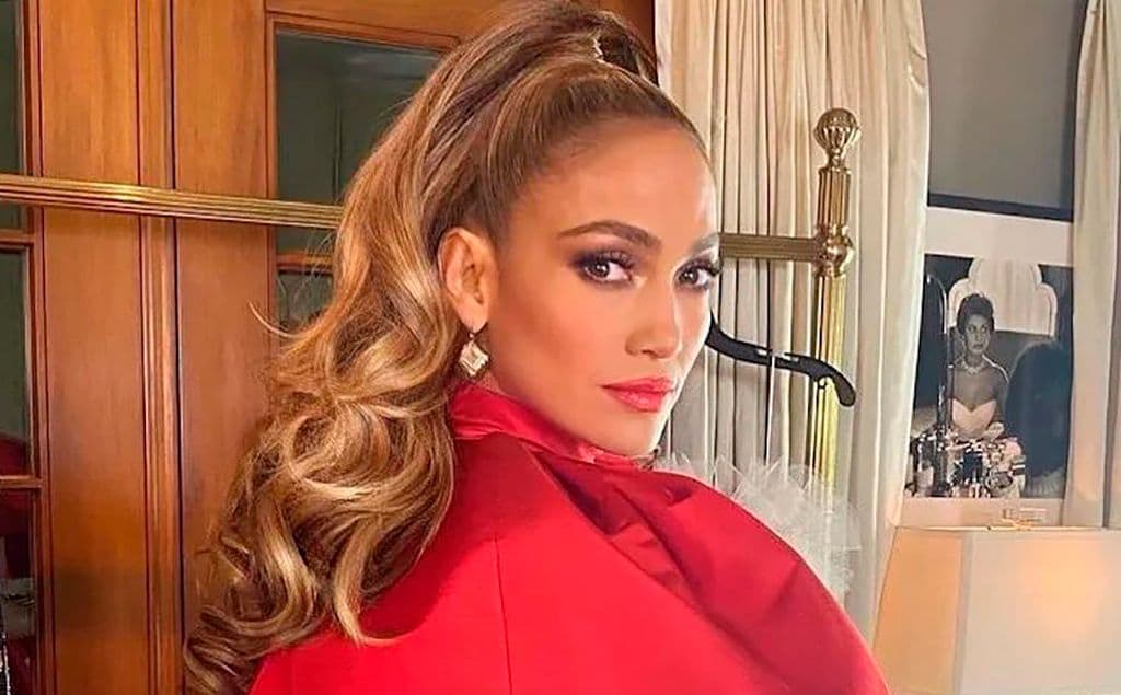 El traje de flores de Jennifer Lopez, la inspiración ideal para tu próxima boda 