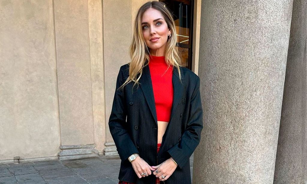 Chiara Ferragni pasa de un look colegial a uno de inspiración dosmilera ¡en tiempo récord!