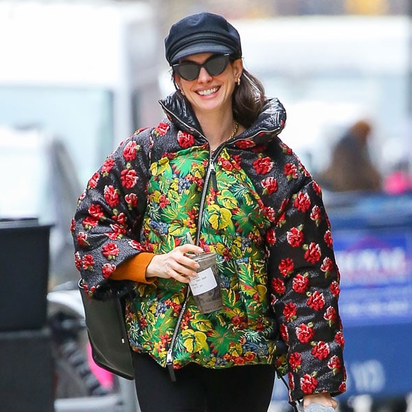 ¿Un abrigo de 3.500 euros para dar un poco de color a un 'look total black'? ¡Anne Hathaway dice que sí!