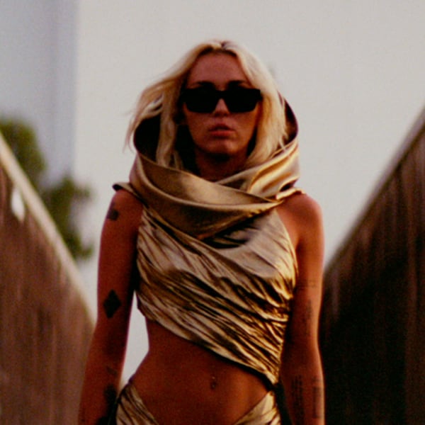 El vestido dorado 'vintage' y los secretos que esconde 'Flowers', el videoclip de Miley Cyrus